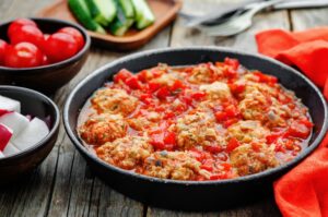 Hackbällchen aus Kidneybohnen mit Tomaten und Paprika