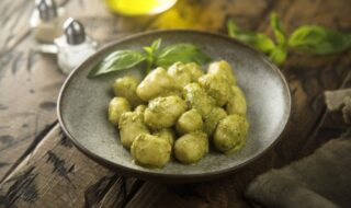 Gnocchi mit Pesto und Tomatensalat