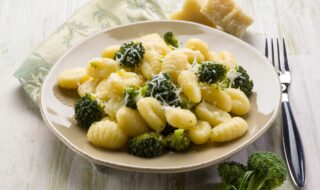 Gnocchi mit Brokkoli und Parmesan