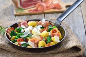 Gnocchi mit Schinken, Spinat und Parmesan