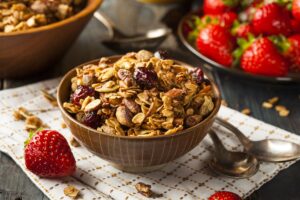 Granola mit Erdbeeren, Cranberries und Pistazien