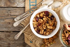 Granola mit Kürbiskernen und Mandeln