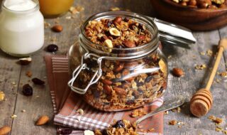 Granola mit Nüssen und Cranberries