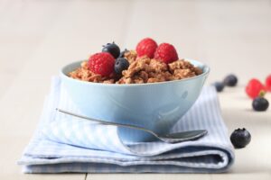 Granola mit Schoko-Quarkcreme und Beeren