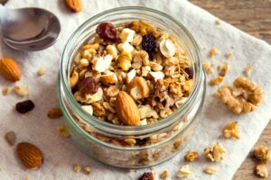 Granola mit Nüssen, Rosinen und cremiger Erdbeermilch