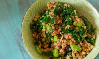 Graupen mit Quinoa, Grünkohl, Edamame und Tomaten