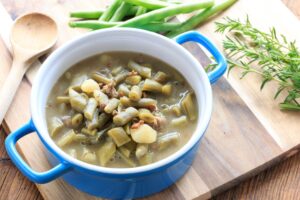 Grüner Bohneneintopf mit Kartoffeln und Sojahack