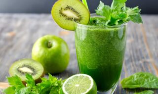 Apfel-Kiwi-Smoothie mit Spinat