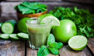 Grüner Smoothie mit Apfel, Gurke, Spinat, Limette und Minze