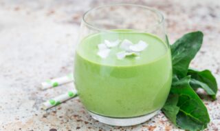 Grüner Smoothie mit Banane, Gurke und Spinat