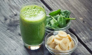 Grüner Smoothie mit Banane, Gurke und Spinat