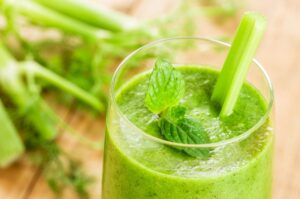 Grüner Smoothie mit Banane, Gurke, Sellerie und Spinat