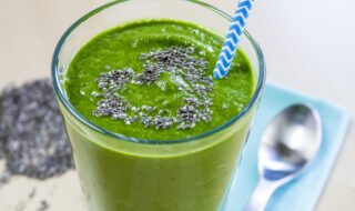 Grüner Smoothie mit Banane, Spinat und Zitronensaft