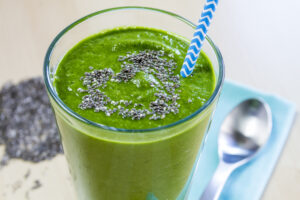 Grüner Smoothie mit Banane, Salat, Spinat und Limettensaft