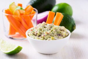 Guacamole mit Gemüsestickstreifen