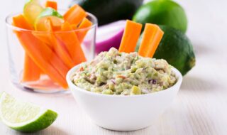 Guacamole mit Gemüsestickstreifen