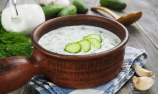 Gurken-Joghurtsuppe mit frischem Dill und Knoblauch