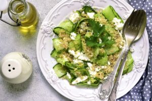 Gurkensalat mit Quinoa und Feta