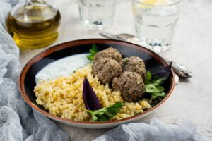 Hackbällchen mit Bulgur und Gurkensalat