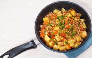 Hackfleisch-Pfanne mit Kartoffeln und Möhren