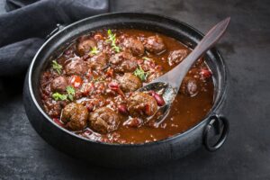 Hackfleischbällchen mit Kidneybohnen und Tomaten