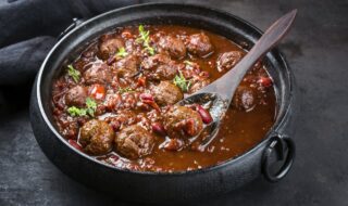 Hackfleischbällchen mit Kidneybohnen und Tomaten