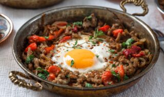 Hackfleischpfanne mit Ei, Paprika und Tomaten