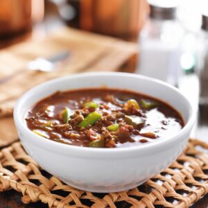 Tomatensuppe mit Sojahack, Brechbohnen und Paprika