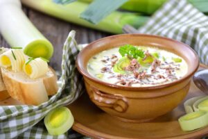 Hackfleischsuppe mit Lauch und Frühlingszwiebeln