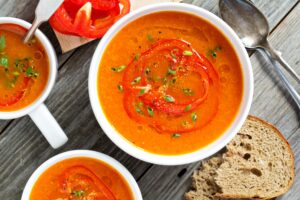 Hackfleischsuppe mit Paprika, Tomaten und Möhre