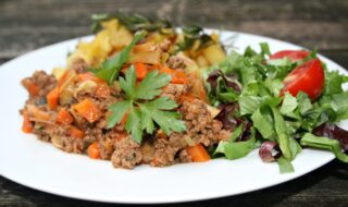 Hackpfanne mit Salat und Rosmarinkartoffeln