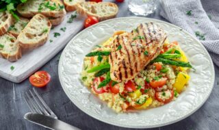 Hähnchenbrust mit Couscous, Paprika, Tomaten und Spargel