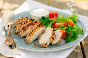 Hähnchenbrustfilet in Erdnusspanade mit Tomatensalat