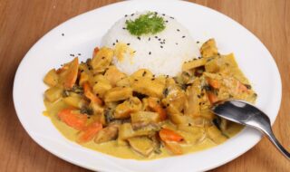 Hähnchencurry mit Champignons, Möhren, Ananas und Reis