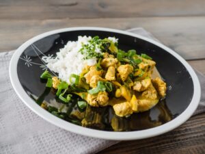 Hähnchencurry mit Mangold, Ananas, Frühlingszwiebel und Reis