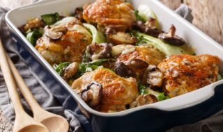 Hähnchenkeulen mit Pak Choi und Champignons