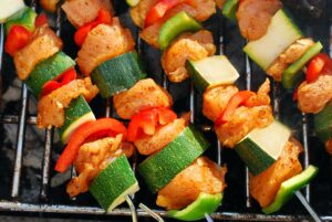 Hähnchenspieße mit Zucchini und Paprika