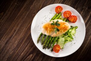 Hähnchen auf Spargelbett mit Kirschtomaten und Gurkensalat