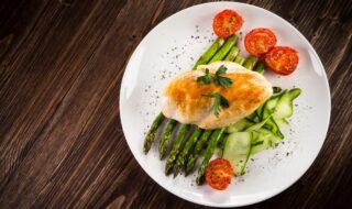 Hähnchen auf Spargelbett mit Kirschtomaten und Gurkensalat