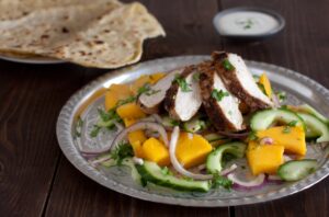 Hähnchenstreifen auf Mango-Gurken-Salat