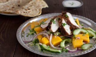 Hähnchenstreifen auf Mango-Gurken-Salat