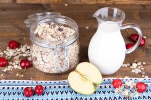 Buchweizenflocken mit Apfel und Kirschen