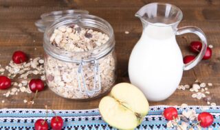 Buchweizenflocken mit Apfel und Kirschen