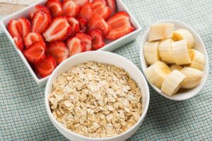 Haferflocken mit Banane und Erdbeeren