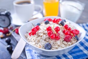 Buchweizenflocken mit Blaubeeren und Johannisbeeren