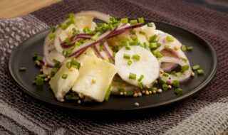 Harzer Käse aus dem Ofen mit Rettich-Zwiebel-Salat