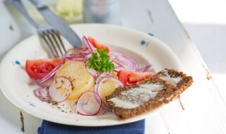 Schwarzbrot mit Harzer Käse, Zwiebel und Tomaten