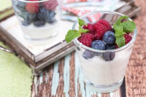 Himbeerjoghurt mit Blaubeeren