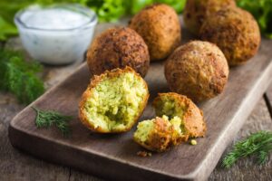 Falafel-Bällchen mit Senfdip