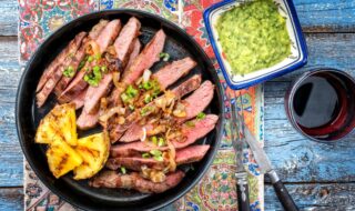 Hüftsteakstreifen mit Kürbis, Ananas und grüner Salsa